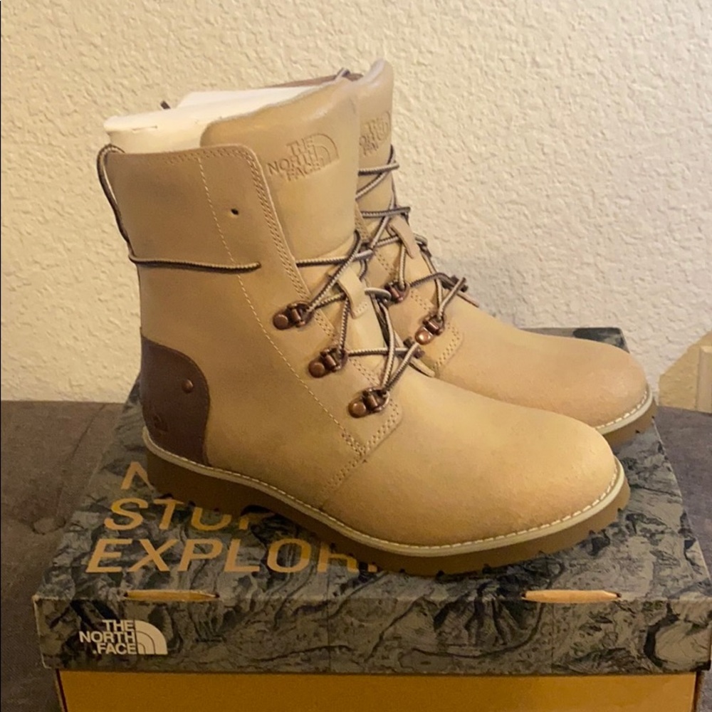 Does not fit. Shoe size was wrong box size